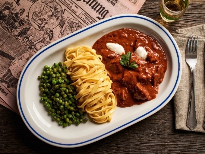  Kalbsrahmgulasch mit Butternudeln und grünen Erbsen

