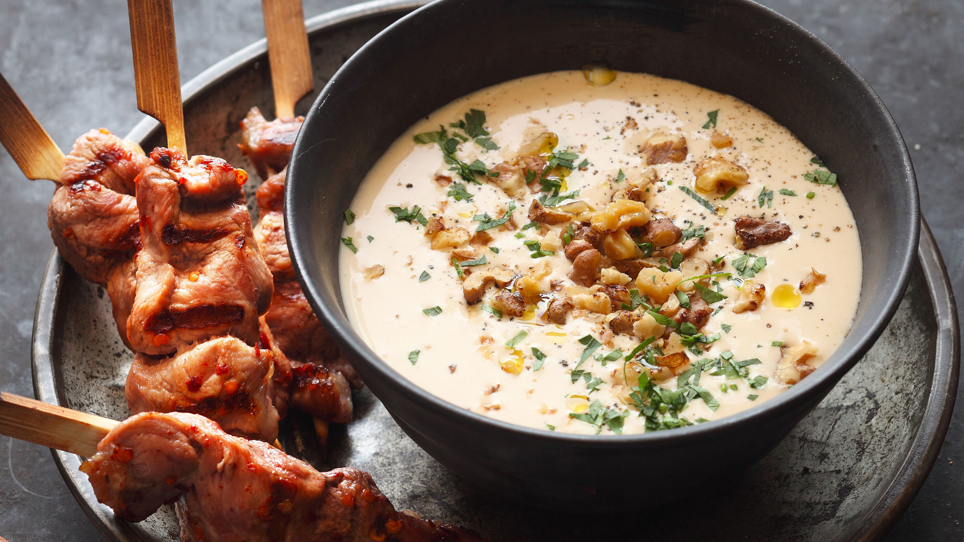  Grillierter Sellerie mit Weber Mesquite Chips geräuchert und als Cremesuppe serviert, dazu Nackenfilet-Marsala-Spiesse


