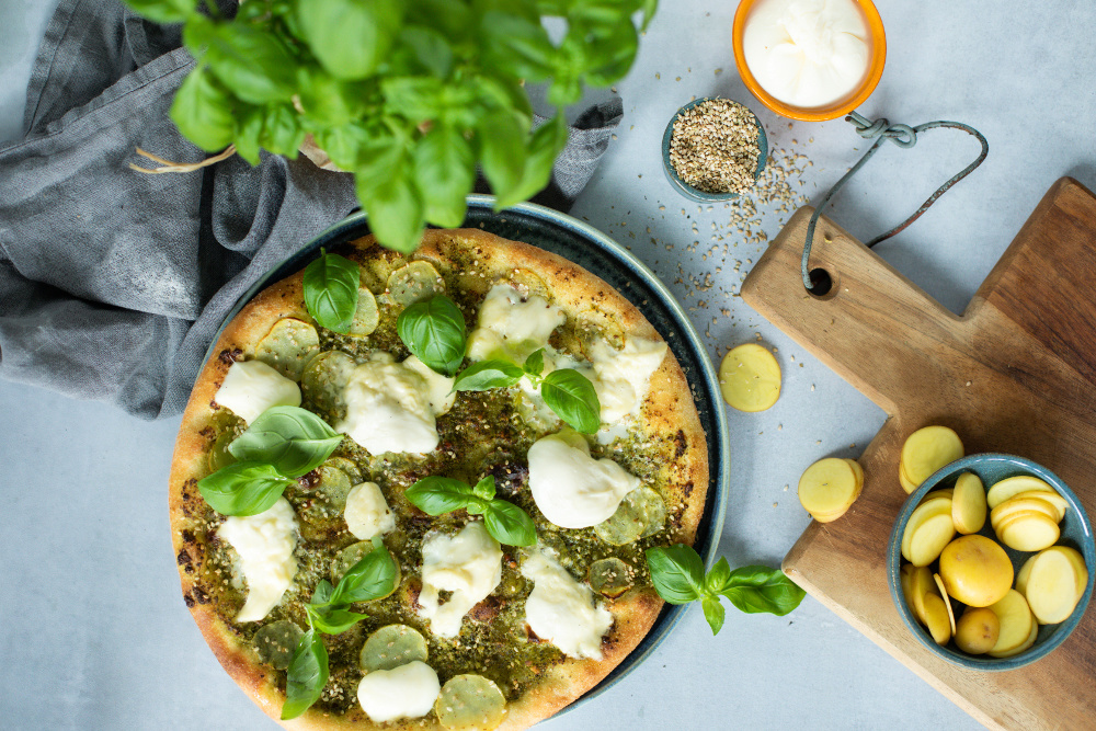  Pizza met pesto aardappel en vegan mozzarella 


