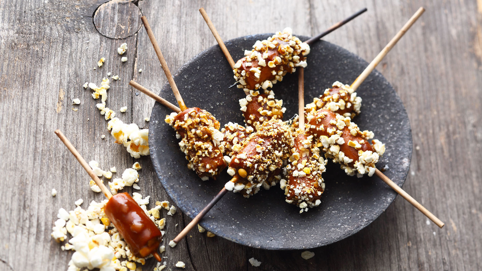  Vegane Currywurst im Popcornmantel, serviert mit geräucherten Karotten mit Kokos und Wasabi


