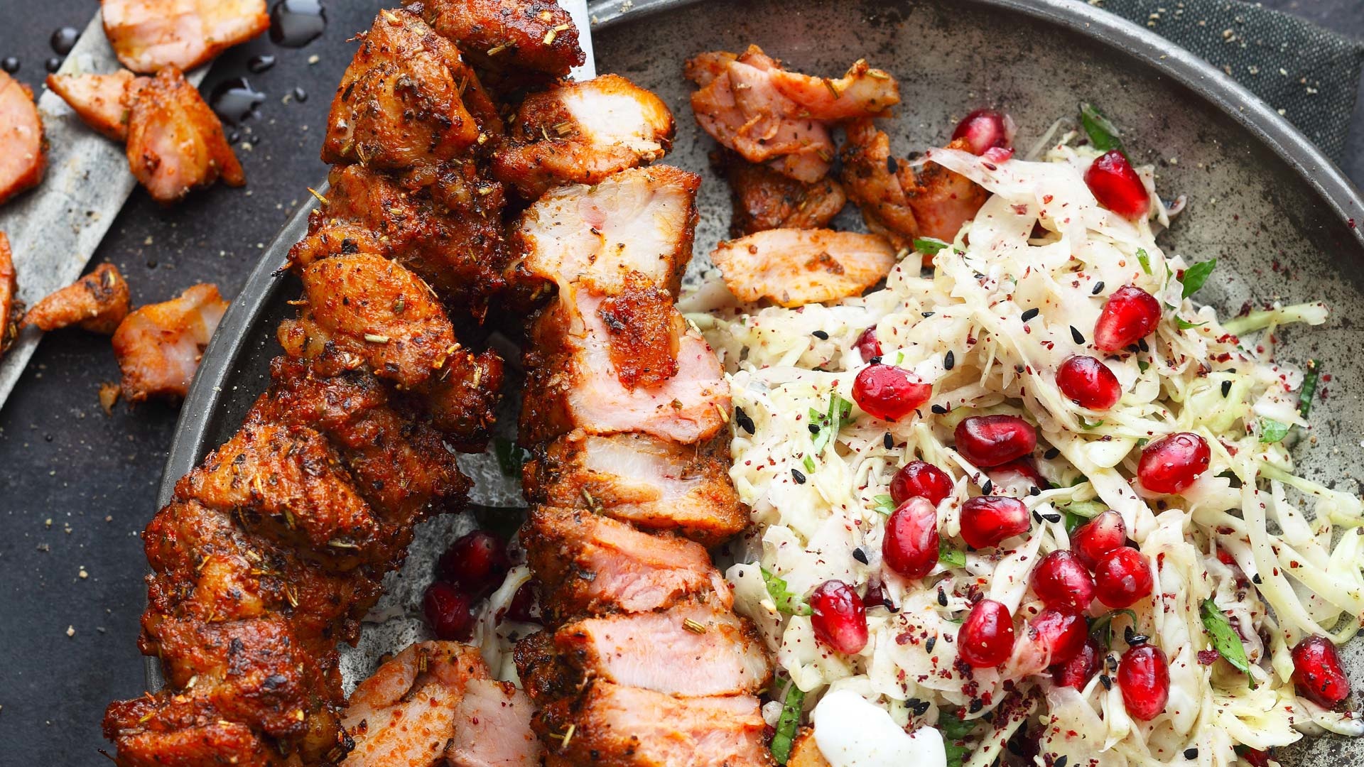  Iskender Kebab vom Duroc-Schwein auf osmanischem Krautsalat mit Granatapfelkernen, Sumach und Olivenöl


