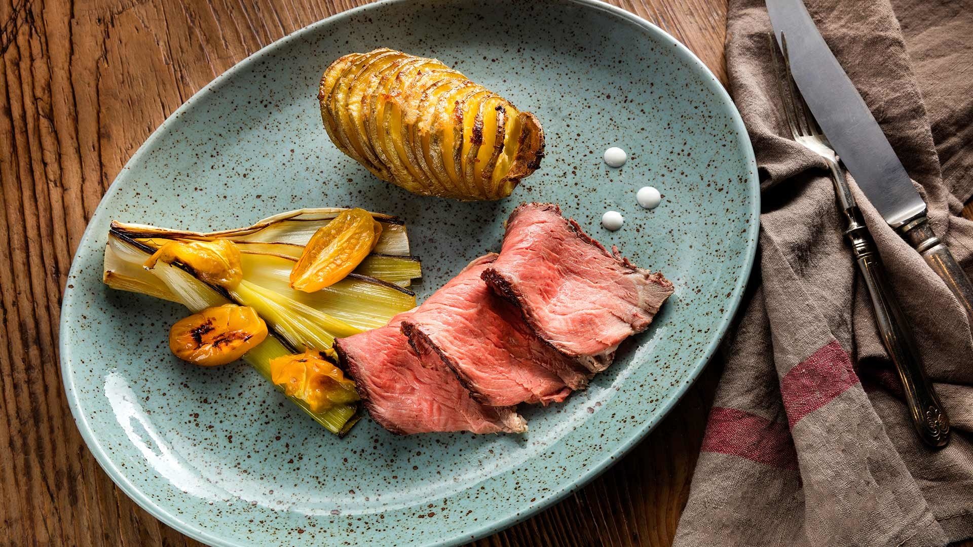  Flanksteak mit Fächerkartoffeln, gegrilltem Lauchgemüse und Alabama White Sauce 


