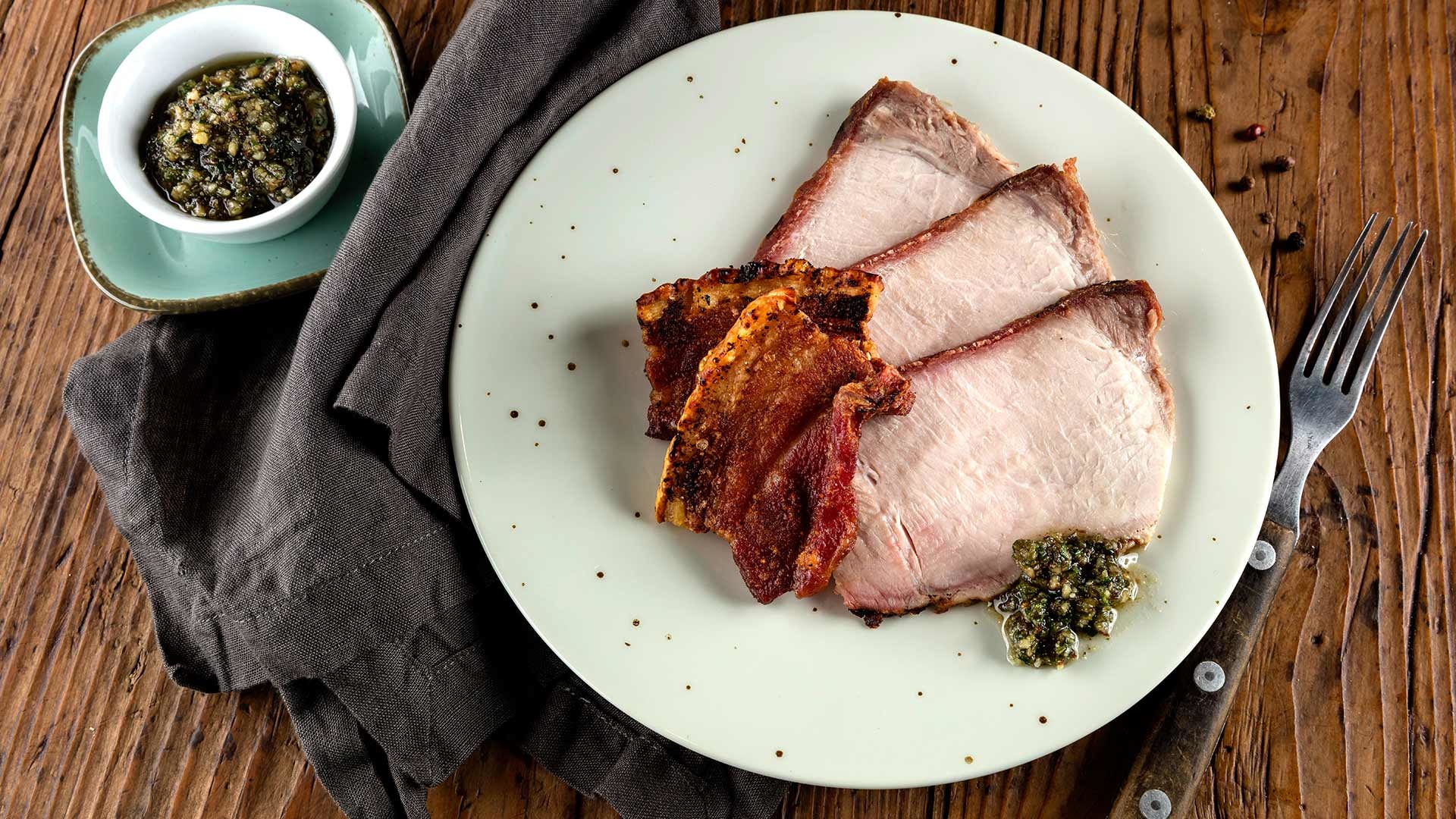  Kotelette vom Schwein mit Speckscheiben und Haselnuss-Chimichurri

