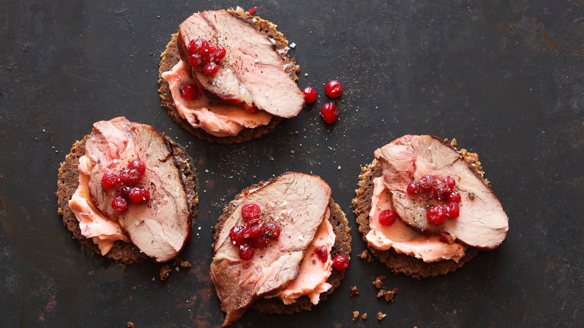  Gegrilde wildzwijnfilet met cranberryboter op roggebrood


