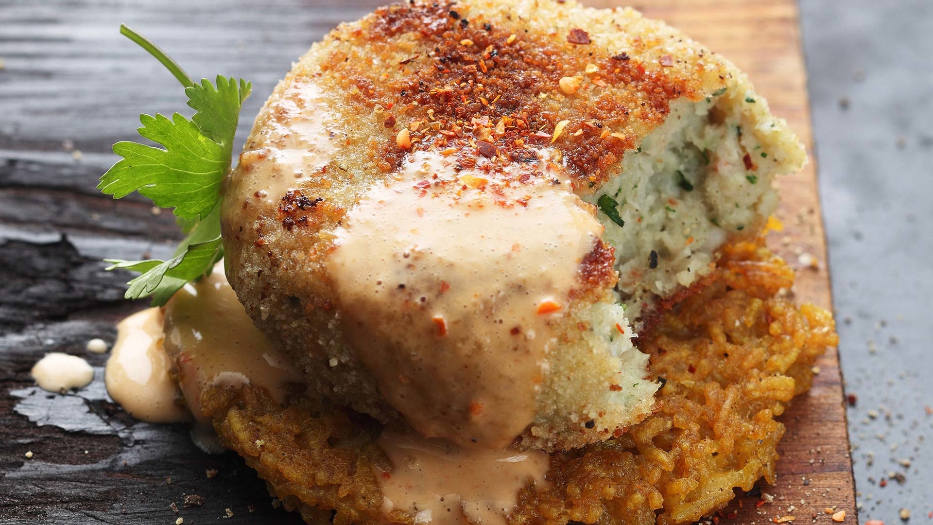  Garnelen-Burger in knuspriger Panade gegrillt, mit cremiger Chili-Erdnuss-Sauce auf Reisplätzchen


