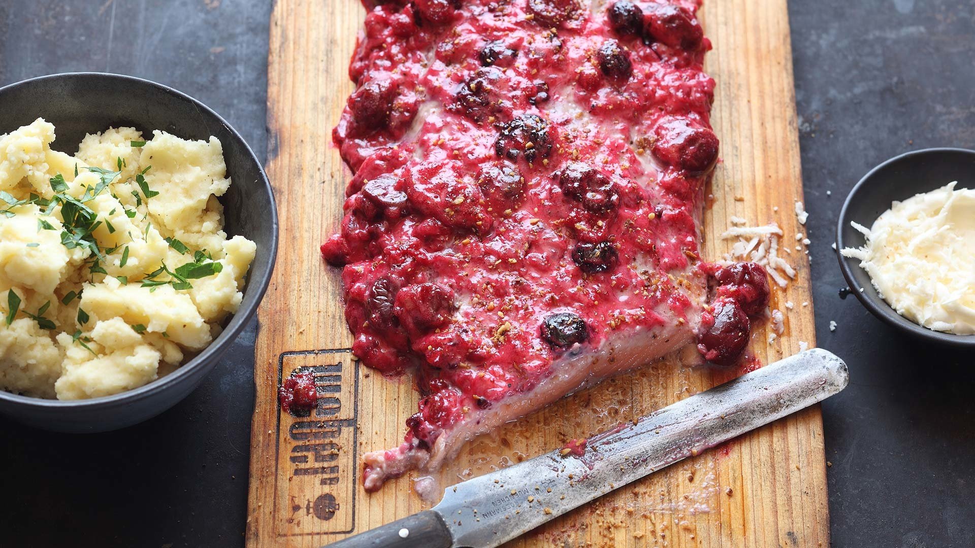  Schottisches Lachsfilet „Loch Duart“ vom Zedernholzbrett, garniert mit einer Waldbeeren-Glasur – dazu Meerrettich Creme, hausgemachte Mayonnaise und Grillkartoffel-Stampf


