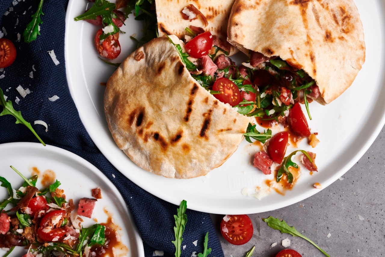  Pikante BBQ-Pita mit saftigen Rindfleischstreifen

