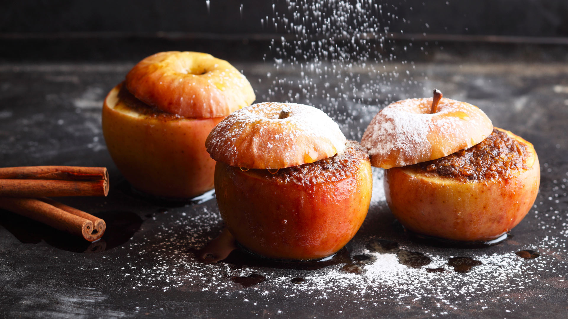  Bratapfel mit Pfiff – grilliert mit einer Füllung aus Schokolade, Knusperflakes, Chili, Haselnüssen und Calvados und mit einer weißen Zimt-Schokoladensauce serviert
