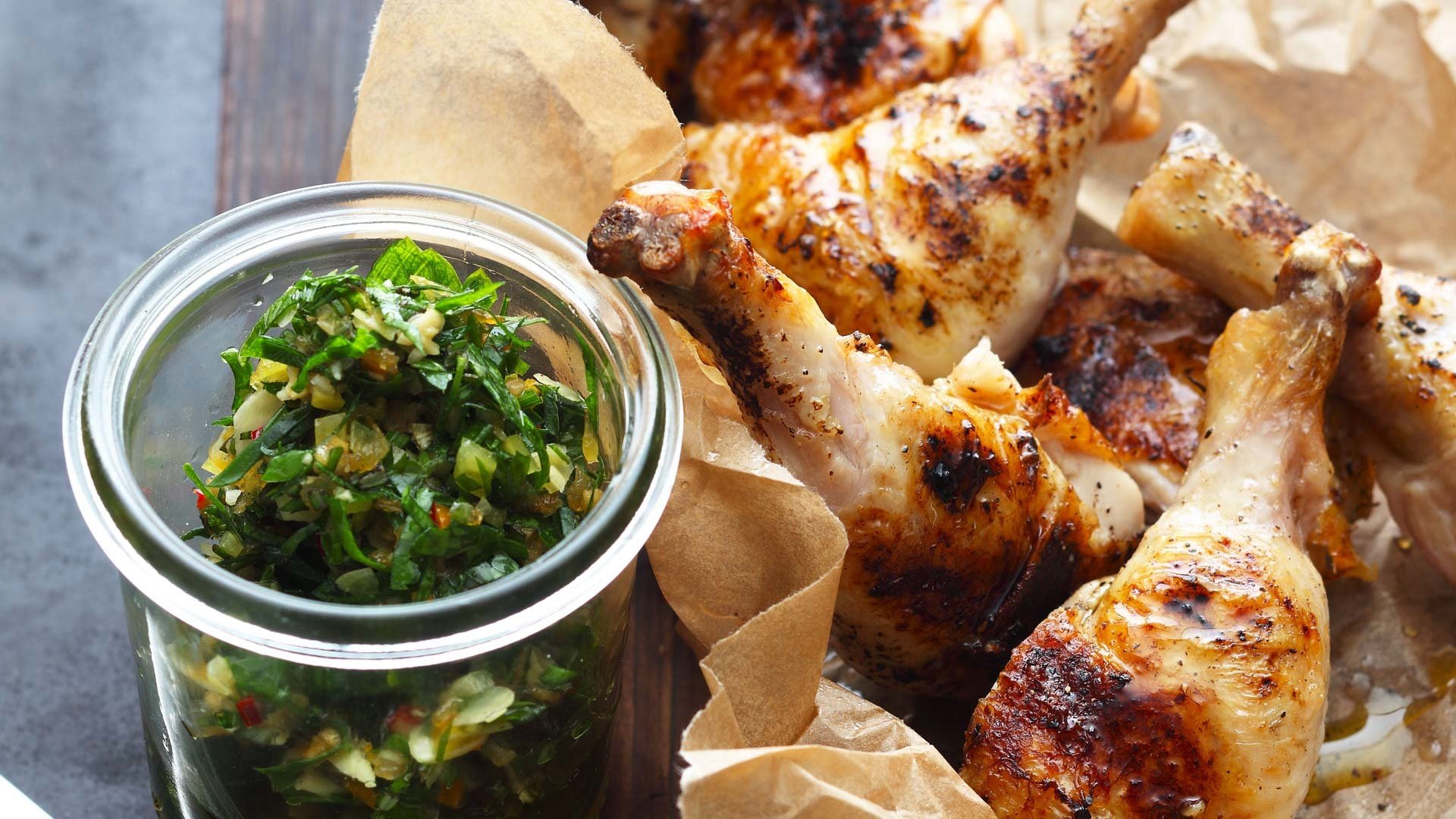  Stubenküken „en crapaudine“ mit BBQ-Gremolata

