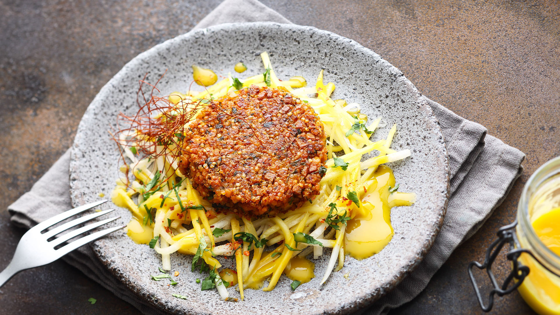  Quinoa-Räuchertofu-Burger an Mango-Rettich-Salat mit Olivenöl


