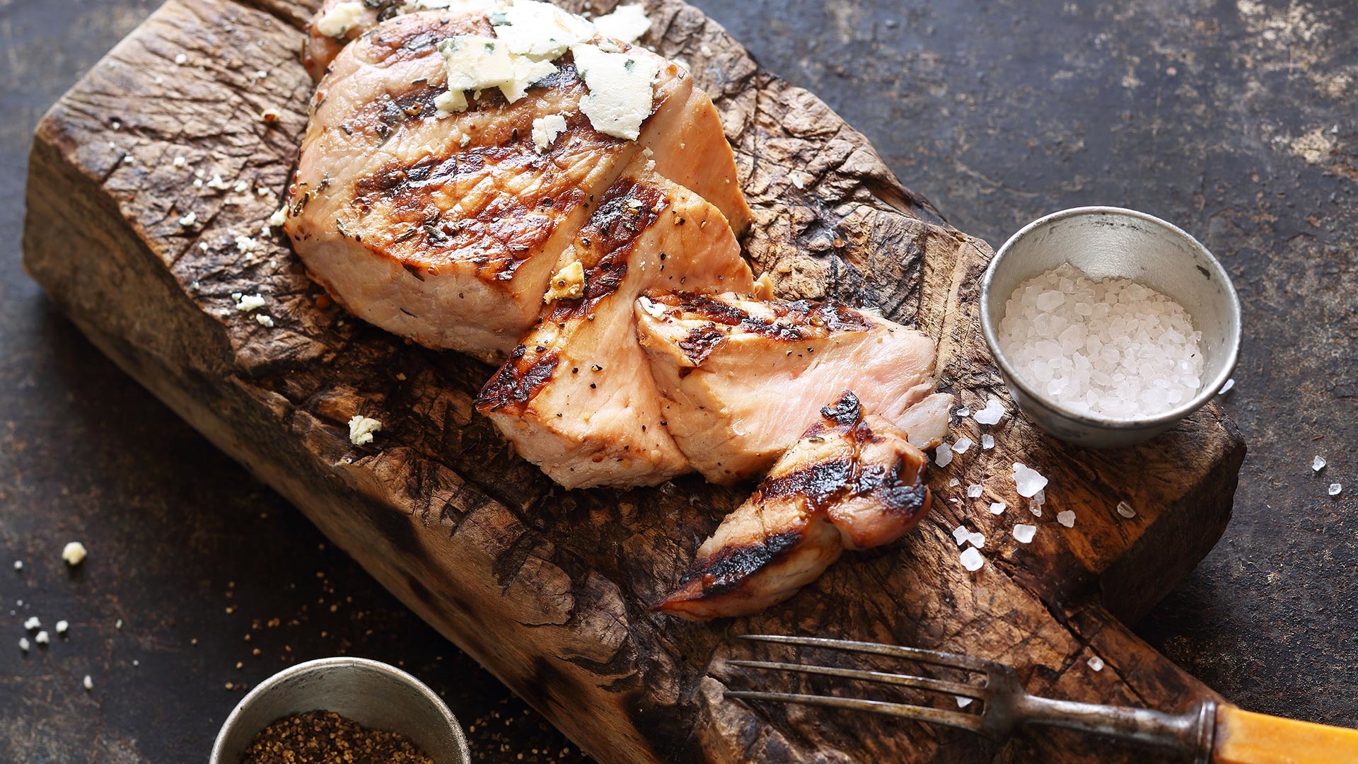  Juicy pork steaks with apple chili
brine and gorgonzola flakes



