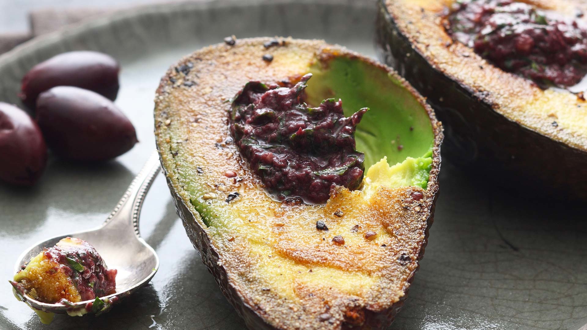  Gegrillte Avocado mit Anchovis-Tapenade


