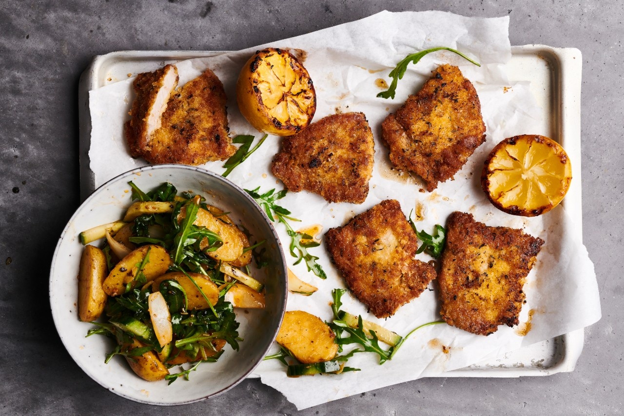  Schnitzel „Wiener Art“ an rauchigem BBQ-Kartoffelsalat, gewürzt mit einem Knoblauch-Kräuter-BBQ-Rub

