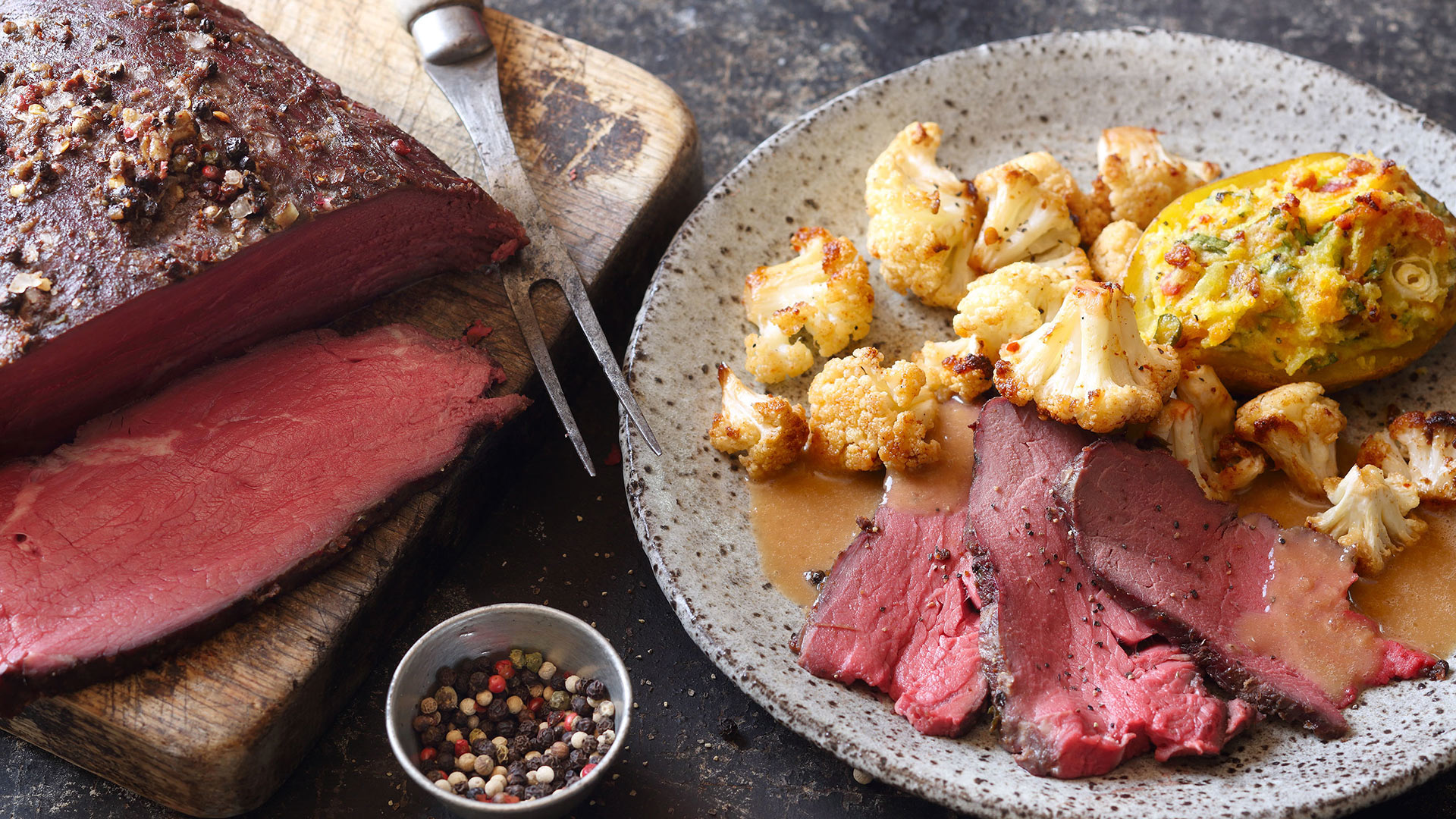  Rinderhüfte „spicy und smoky“ mit geräuchertem Pfeffer-Rub aromatisiert, dazu gefüllte Grillkartoffeln und marinierter Blumenkohl an Madeirasauce

