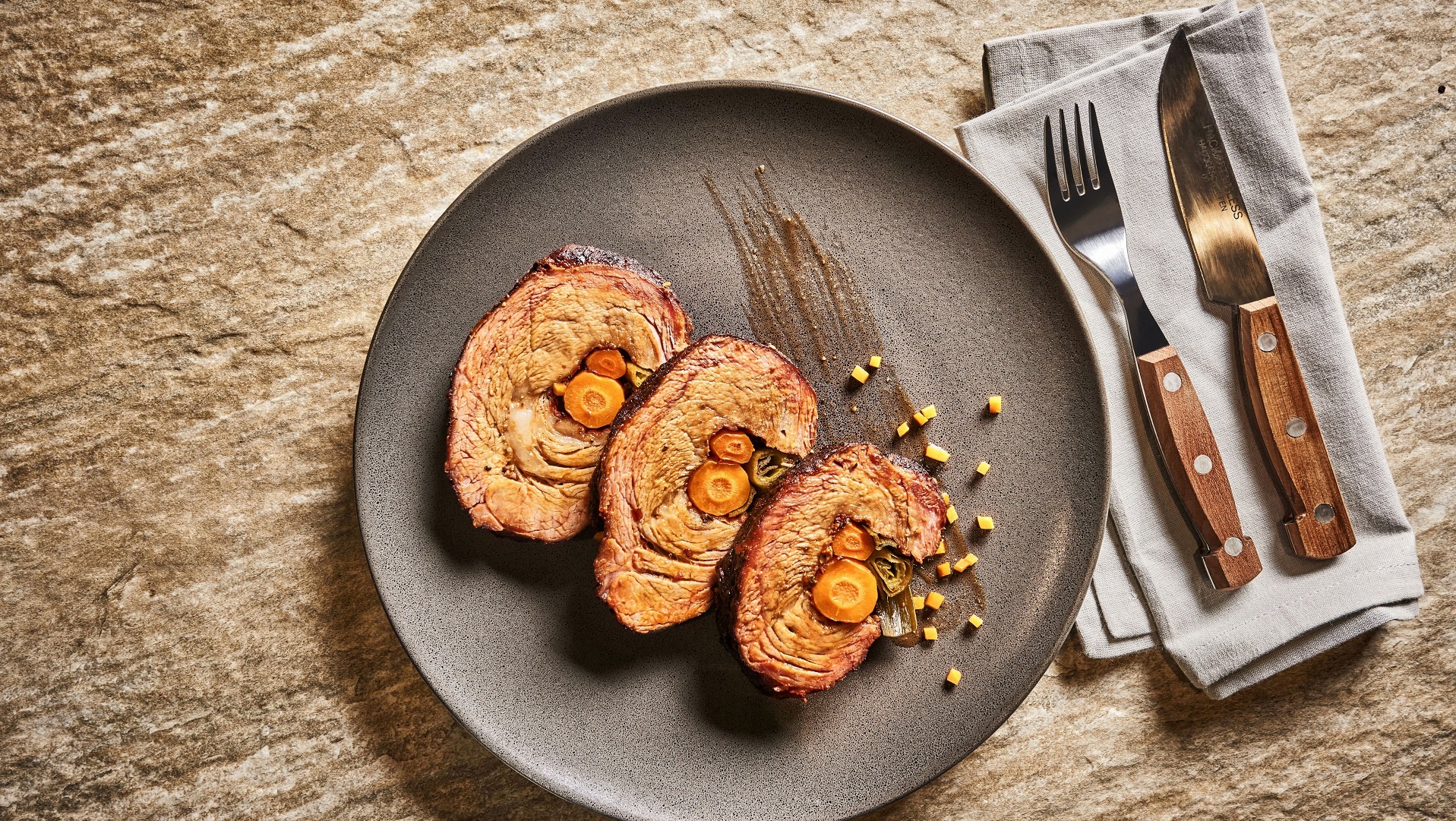  Gefüllter, gesmokter Kalbshals mit gegrillten Kartoffelscheiben an Zitronen-Aioli


