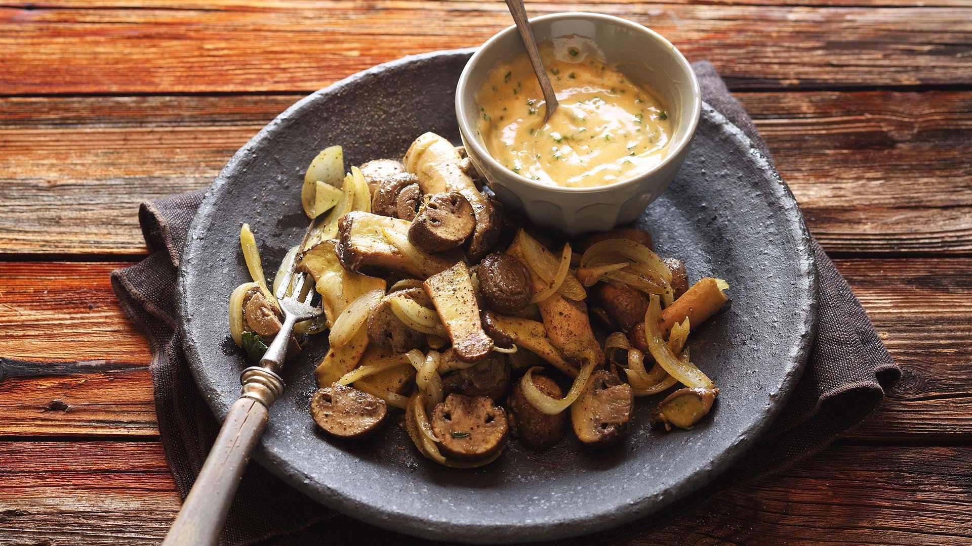   Gemarineerde paddenstoelen met gerookte spaanse botersaus en vers gebakken brood


