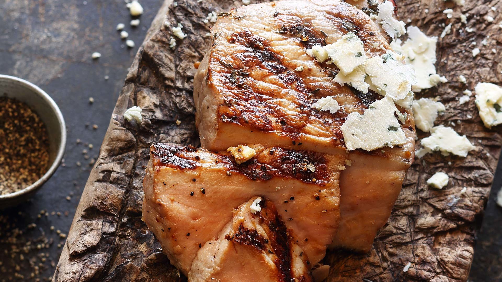  Saftige Schweinesteaks aus der Apfel-Chili-Lake, heiß gegrillt und mit gehobeltem Gorgonzola vollendet


