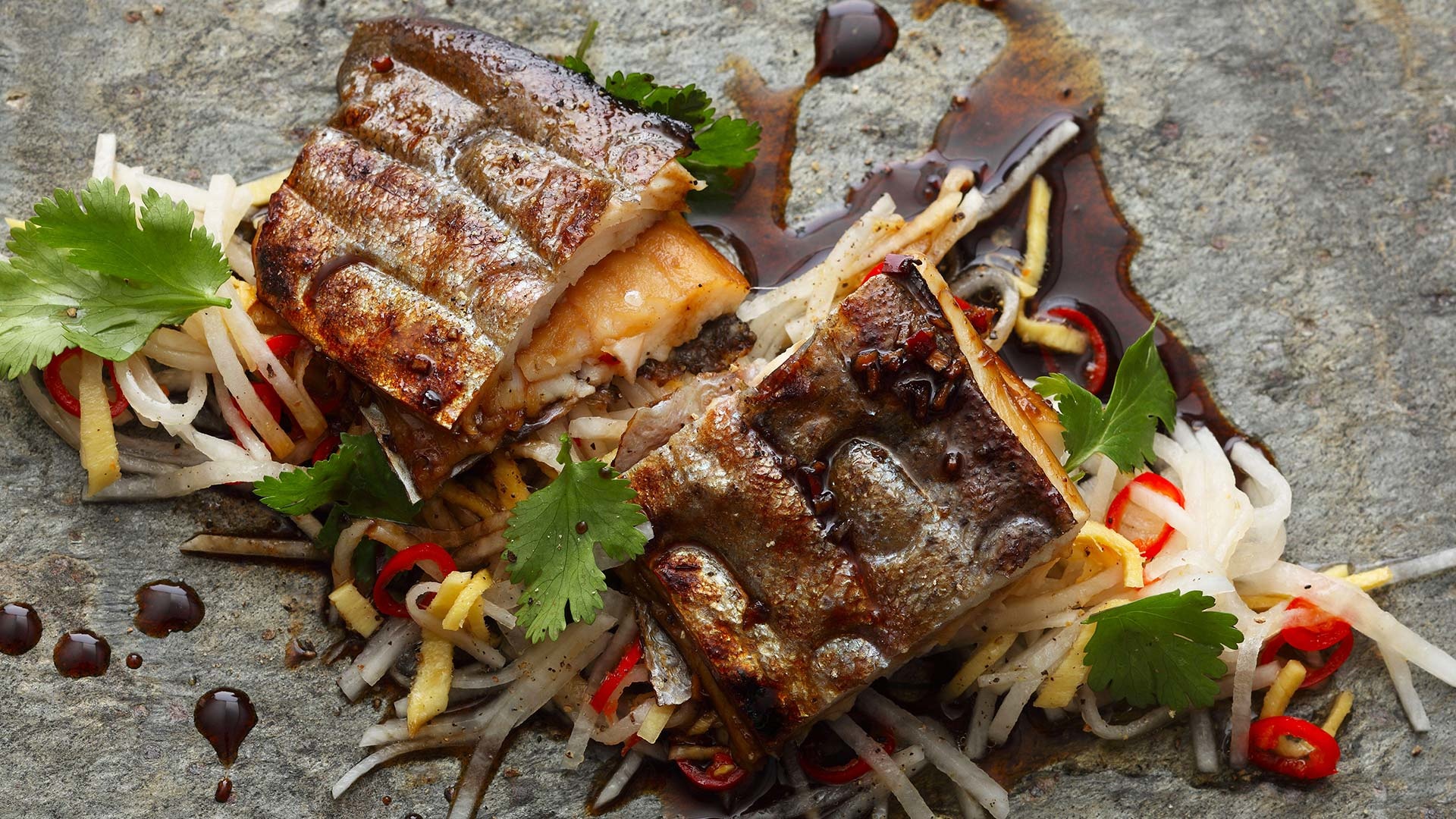  Forellenfilet in Teriyaki-Marinade mit asiatischem Rettichsalat


