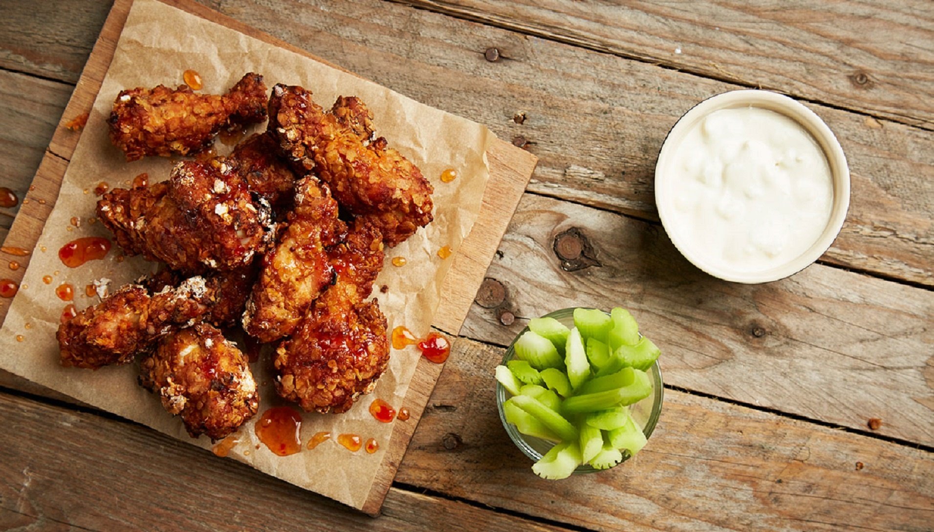  Knusprige Buffalo-Chicken Wings mit Käsedip


