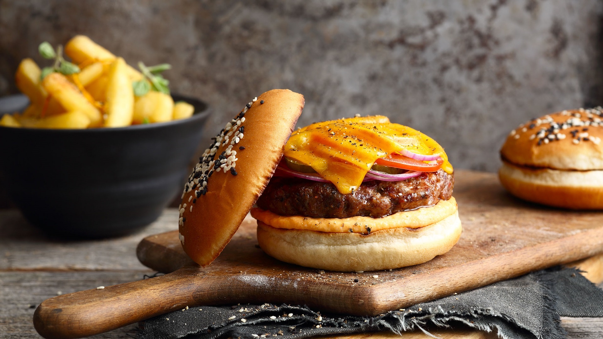  Klassischer amerikanischer Cheeseburger mit würzigen Pommes Frites


