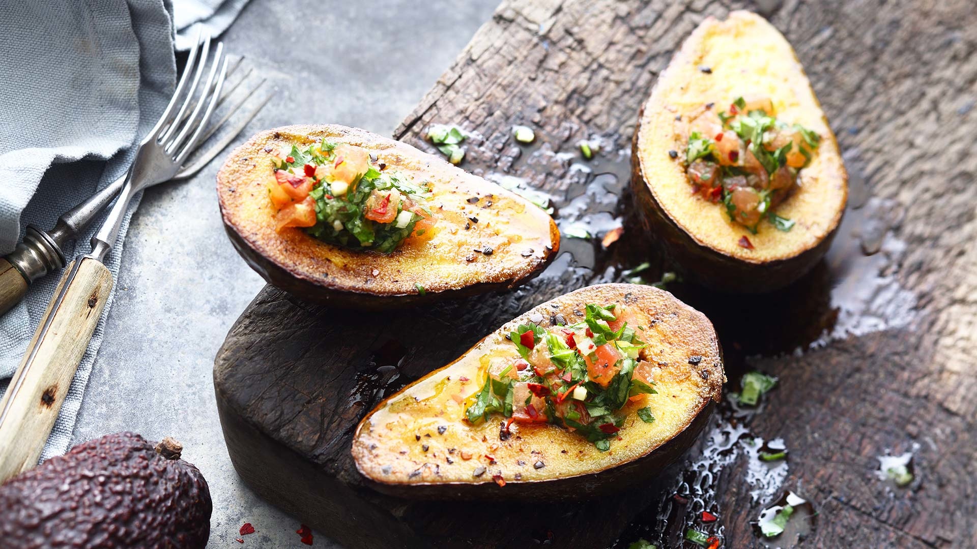  Aus dem Veggie-Grillkurs - 
Avocado von der Plancha mit Koriander-Tomaten-Gremolata


