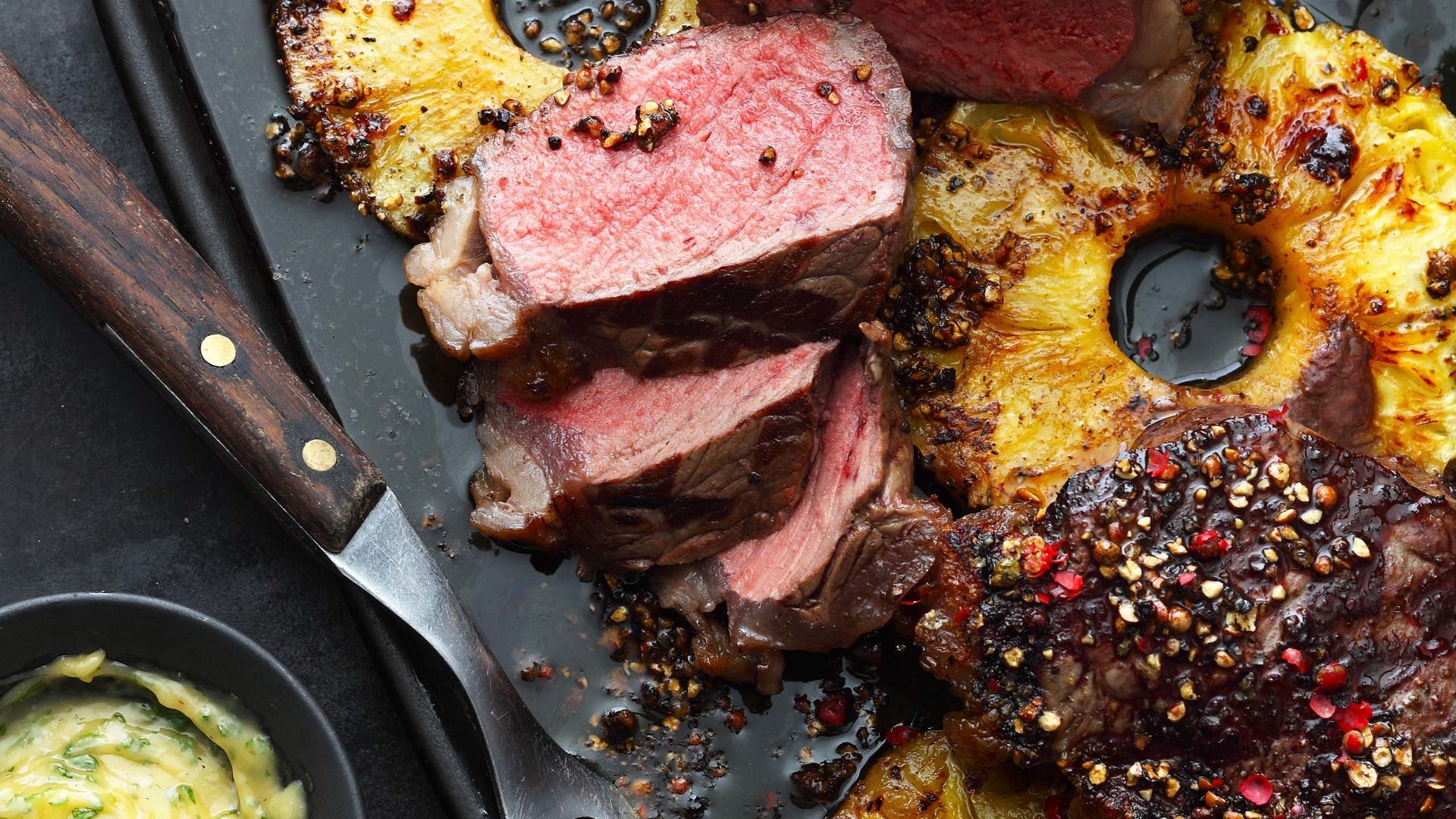   Bisonsteaks in Pfefferbutter auf gegrillter Ananas mit Sauce Béarnaise „Weber Style"

