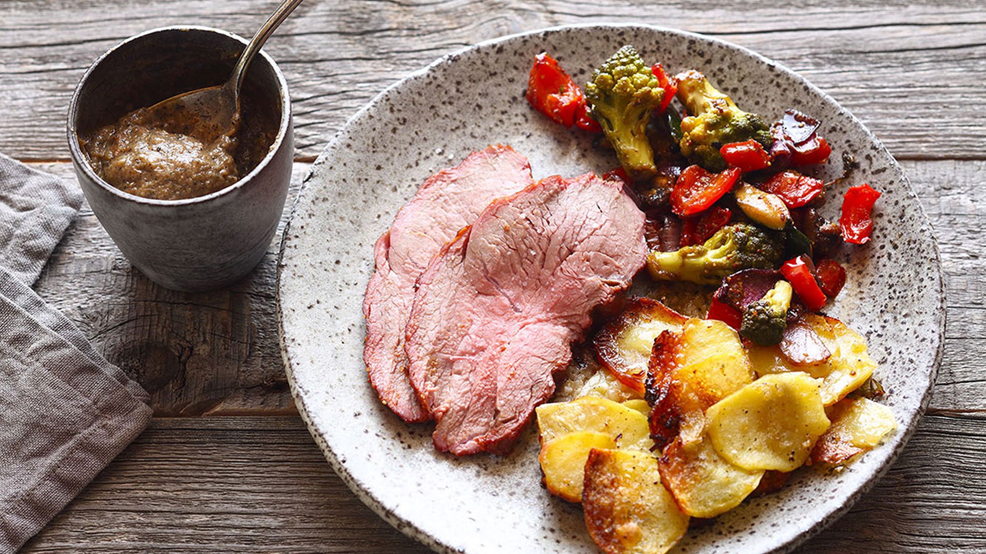  Veal rump with pommes Anna, onion puree and grilled vegetables


