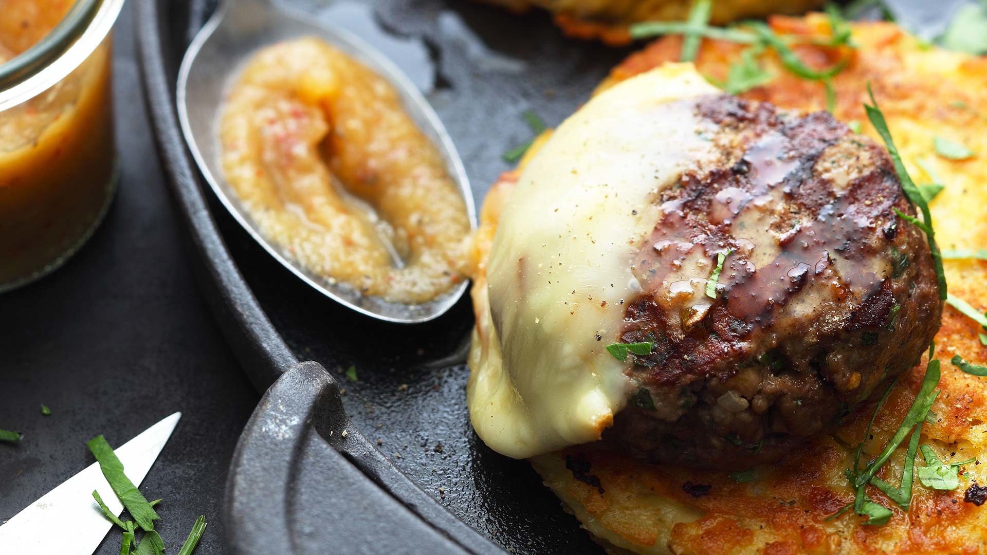  Aus dem Meat Special-Grillkurs -  
Kalbfleisch-Burger „Walliser Art“ mit Raclettekäse auf Bauernbrot mit Apfelsauce


