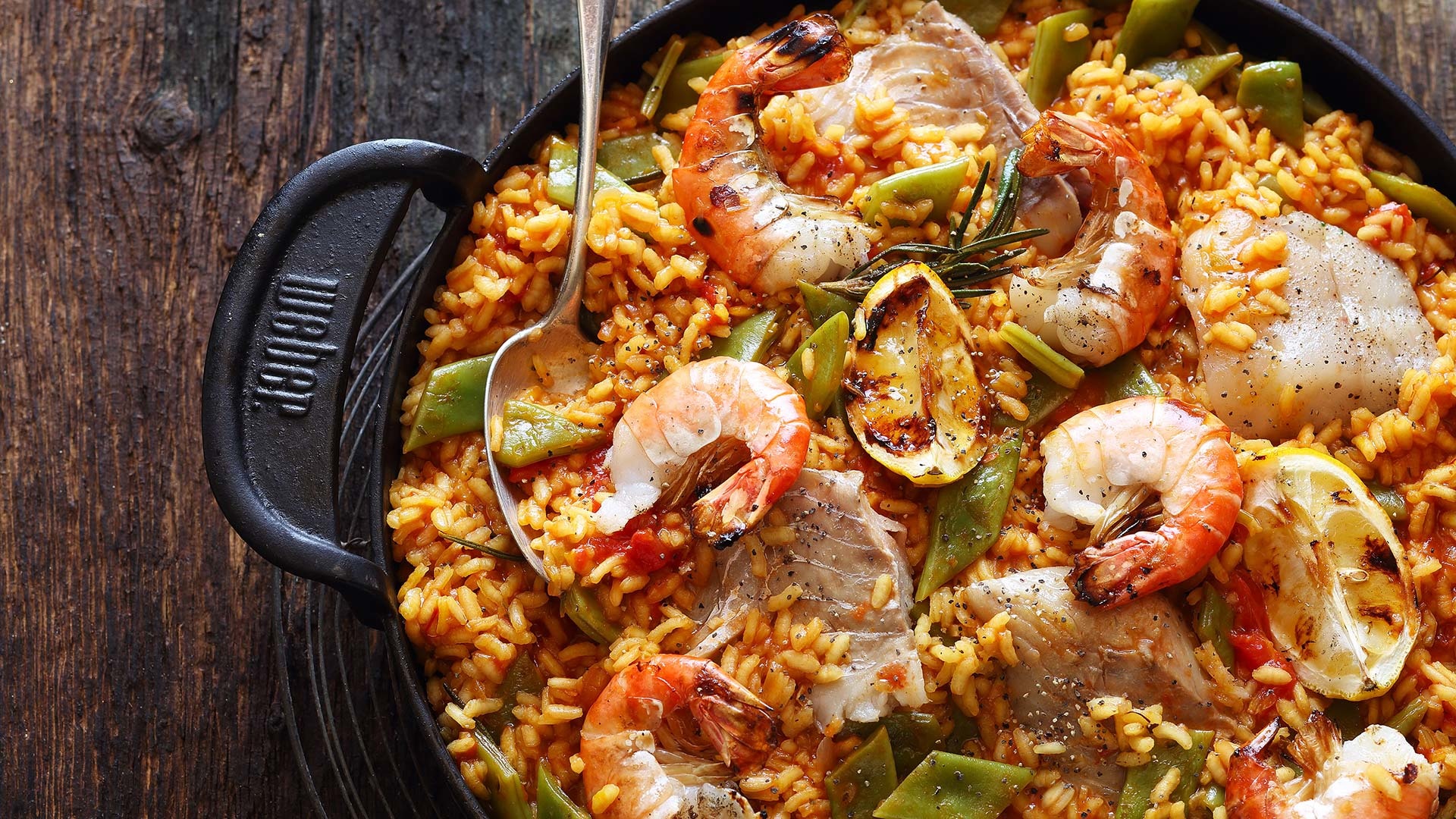  Paella „Pescador“ verfeinert mit Safran, dazu Riesengarnelen und Fischfilet

