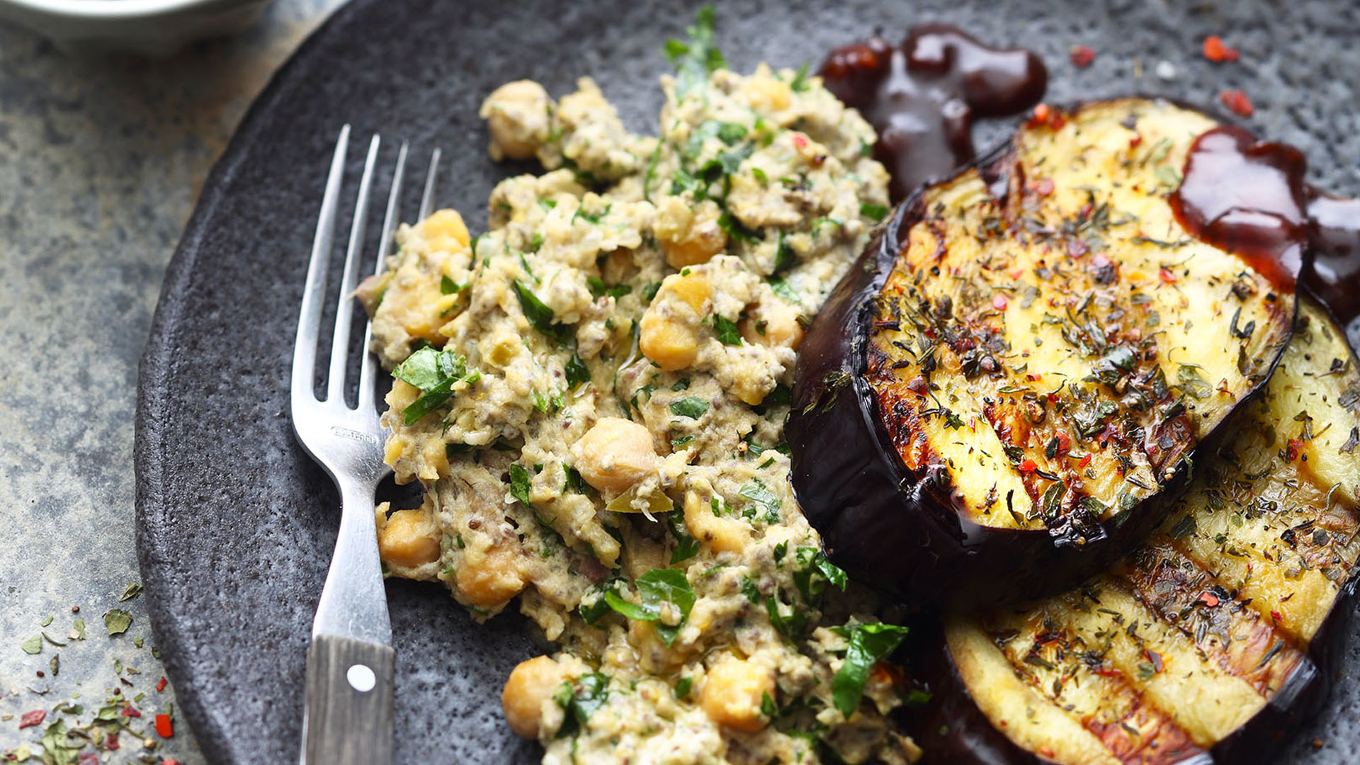  Marinierte Auberginensteaks mit fruchtiger BBQ-Sauce an warmem Chiasamen-Hummus-Püree


